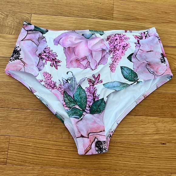 NWT Flower Print Ruffle Hem Tummy Control Tankini Set | beachsissi - Picture 6 of 9